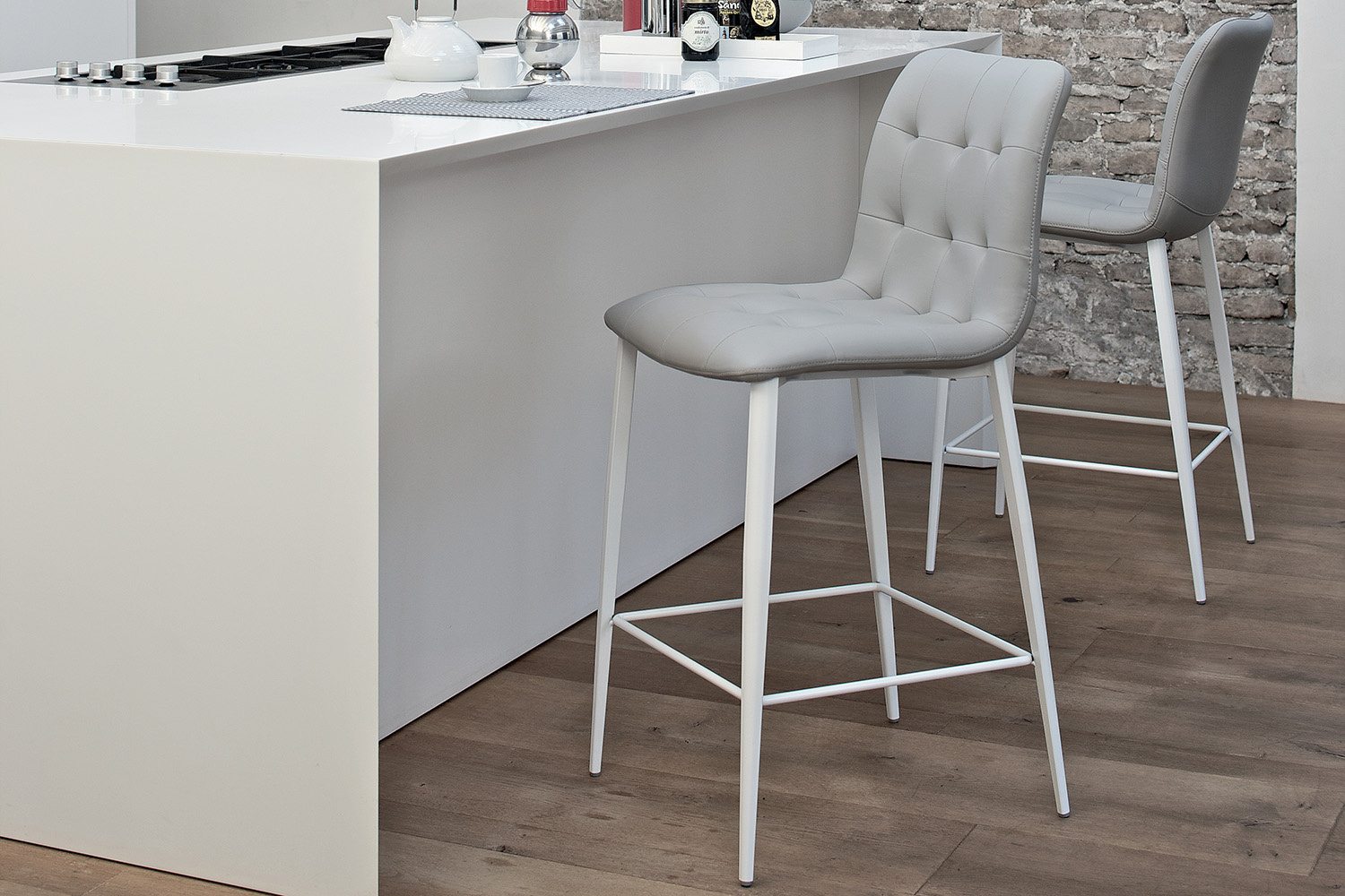 kuga-barstool-01_2.jpg