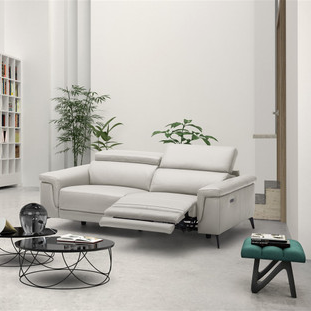 Hendrix Sofa by Beverly Hills Furniture