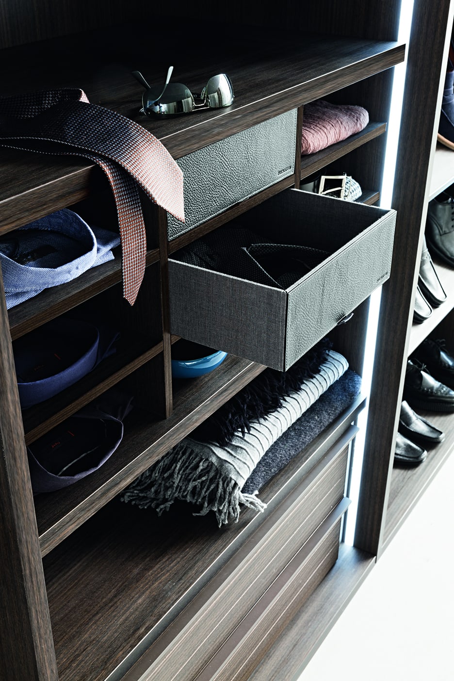 15050-Closet-tay-var-5-1.jpg