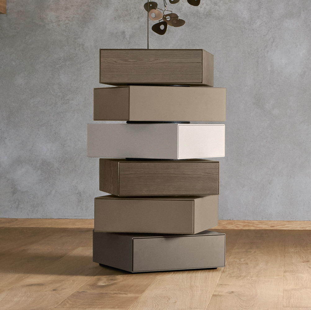 Domino Rotating Chest