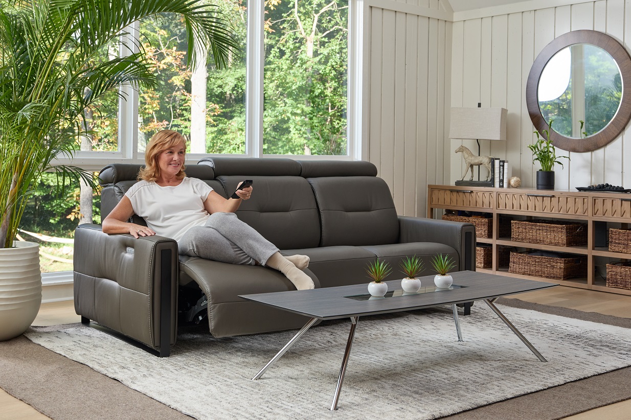 Fjords-Monte-Carlo-3-Seat-AL-Graphite-Lifestyle-2-6.jpg